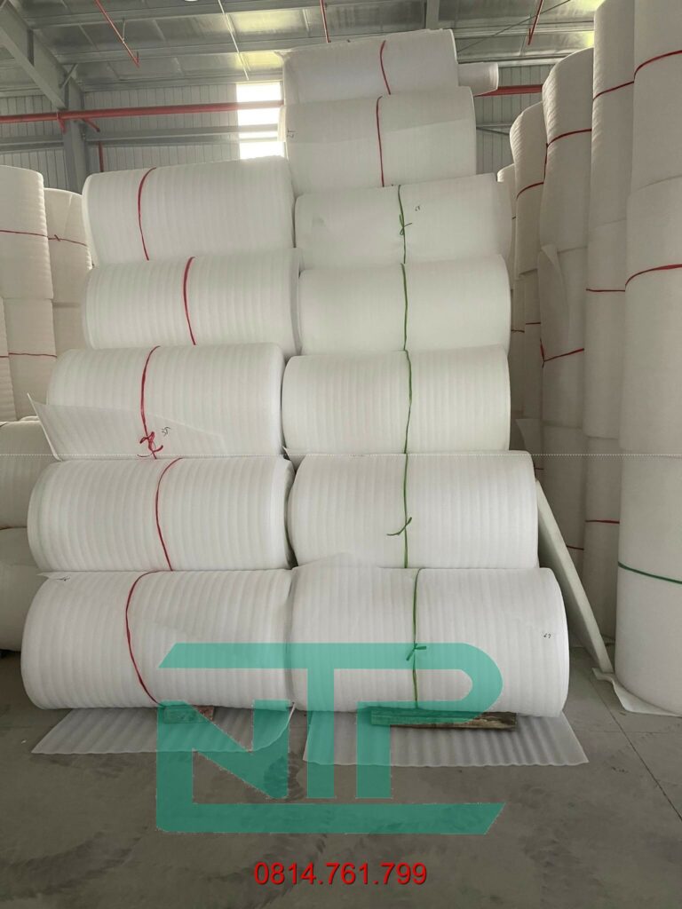 Màng xốp PE foam là một loại vật liệu tổng hợp được sản xuất từ polyethylene, và có nhiều đặc tính nổi bật