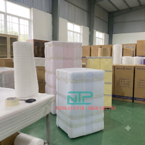 Màng Pe Foam 5mm quấn tủ nhựa để giao hàng.
