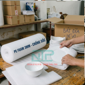 Hình ảnh màng pe foam 3mm gói chén dĩa.